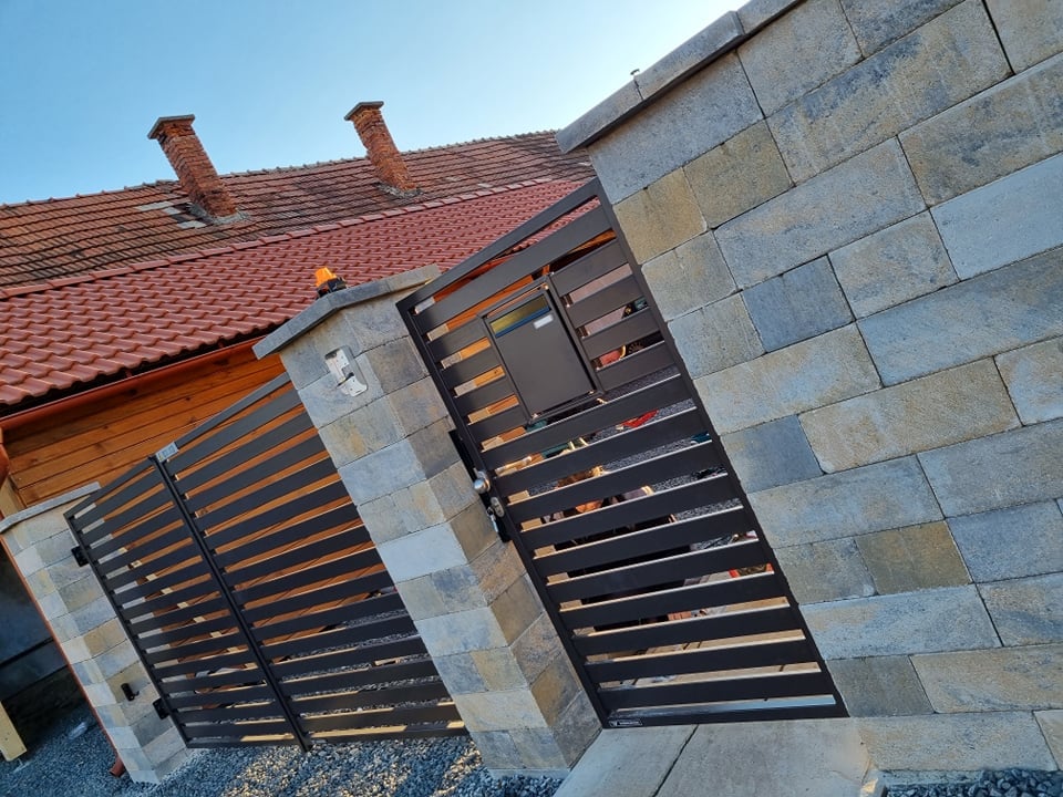 Plot - oplotenie na kľúč | Hrabušice - okr. SPIŠSKÁ NOVÁ VES | privátna realizácia Zameranie, poradenstvo, tvorba technickej dokumentácie, výkopové práce, betonáž, murárske práce, osádzanie oplotenia, 1ks bránička, 1ks krídlová brána, 3ks plotových modulov...